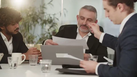 A businessman distributes copies of documents to his partners. A team of Vídeo Stock 235939696