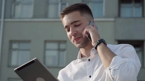 Businessman doing multiple tasks. Multitasking business person. Vídeo Stock 92379125