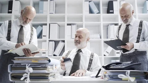 Businessman doing multiple tasks at the same time Video stock 99195072