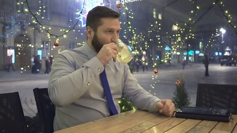 Businessman drinking hot warming drink, at night, in cafe, in city, christmas Vidéo 72998413