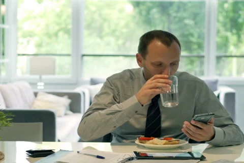 Businessman drinking water and using modern technology Video stock 43148710
