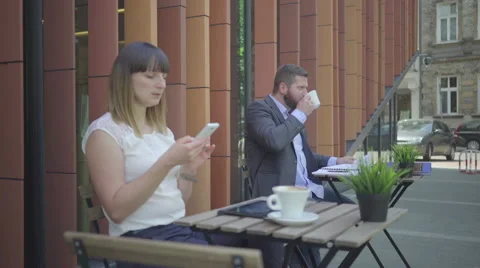 Businessman drinks coffe during work. Outdoor. Steadicam shot. 库存影片 65334361