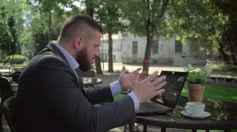 Businessman ends work after reading bad news on laptop, outdoor. Steadicam shot. Vídeo Stock 65361854