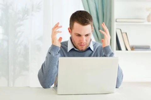 Businessman experiencing computer problems in his home office Foto stock