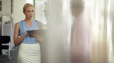 Businessman explaining idea to colleagues Stock Footage 63287444