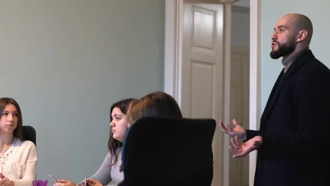 Businessman explaining team work plan Video stock 124716916