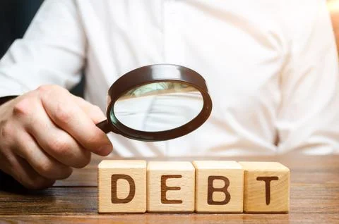 Businessman explores debt. Study of the structure of debt, restructuring an.. 스톡 사진