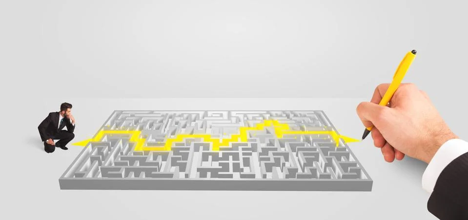 Businessman in front of a maze with solution Foto stock