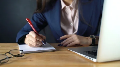 The businessman girl is preparing to write down important information in a Vídeo Stock 104331203