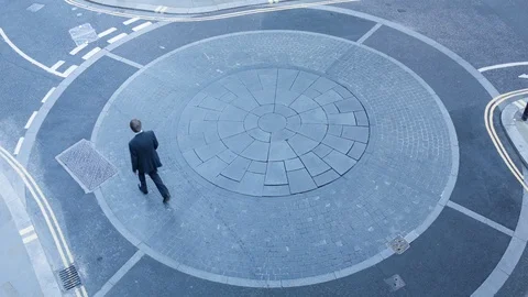 Businessman going round in circles Video stock 104034345