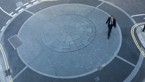Businessman going round in circles Video stock 104034931