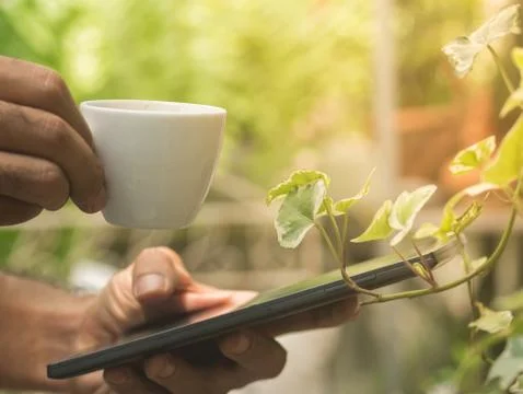 Businessman Hand Using Tablet For Working In Coffee Shop Foto stock