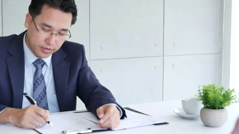 Businessman hands note meeting document in conference room Vídeos de archivo 275001233