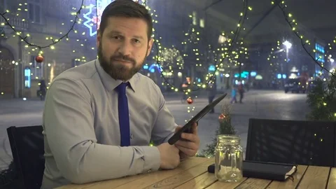 Businessman looking at camera, evening, cafe, slider dolly shot Vidéo 72999015
