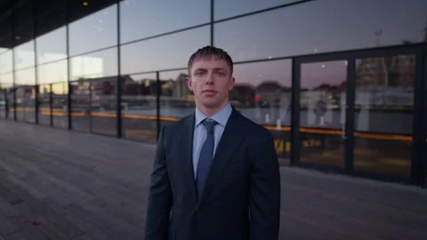 Businessman Looking At The Camera Stock-Footage 231256231