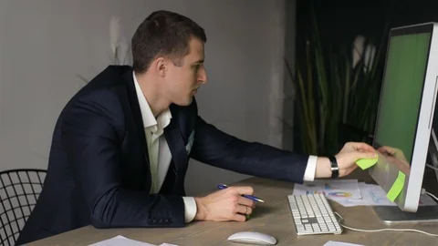Businessman makes notes stickers on workplace 스톡 동영상 107943067