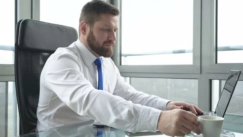 Businessman making notes, drinking coffee Close shot Vidéo 72361587