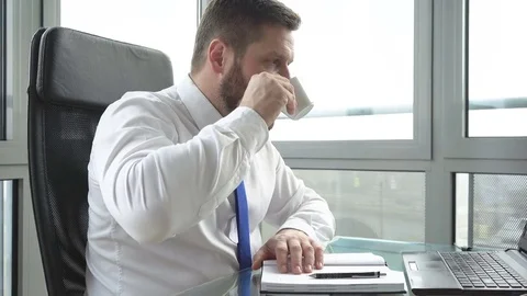 Businessman making notes, drinking coffee Slider and pan shot 库存影片 72361640