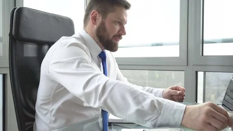 Businessman making notes, drinking coffee Slider shot Vídeo Stock 72361642