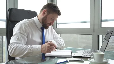 Businessman making notes Slider and pan shot Vidéo 72361734
