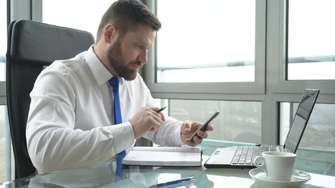 Businessman making notes from smartphone Close shot 库存影片 72361687