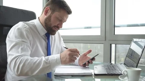 Businessman making notes from smartphone Slider and pan shot Vídeo Stock 72361684