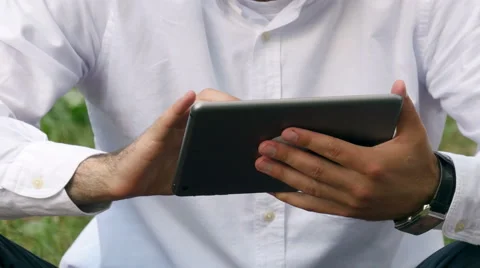 Businessman man hand using tablet device outdoor Vídeos de archivo 65307014