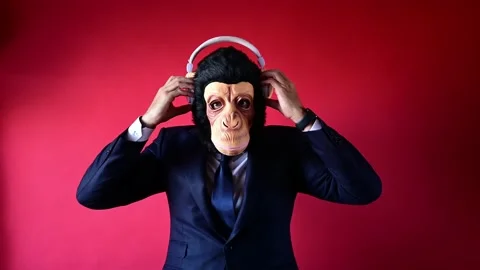 Businessman with monkey mask looking at camera Vidéo 169412144