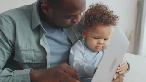 Businessman Networking while Babysitting Video stock 128284494