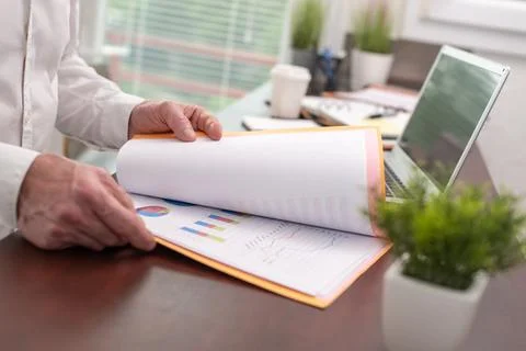 Businessman opening folder Foto stock