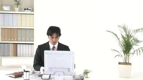 Businessman Operating a Computer 库存影片 332764138