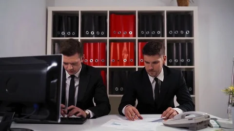 Businessman peek to his collegue eployee desktop computer 스톡 동영상 77556928