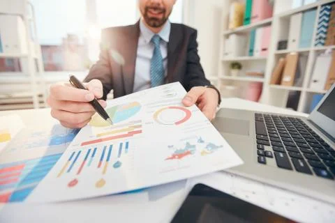 Businessman Pointing at Statistics Data Closeup Foto stock