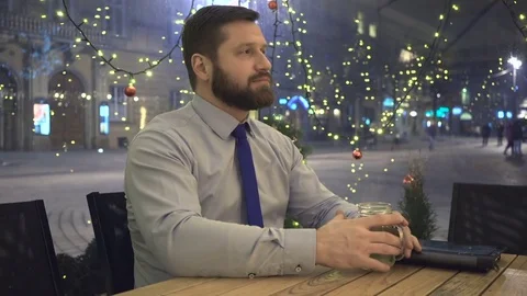 Businessman, points the finger at camera, at night, in cafe, portrait, christmas Vidéo 72998477