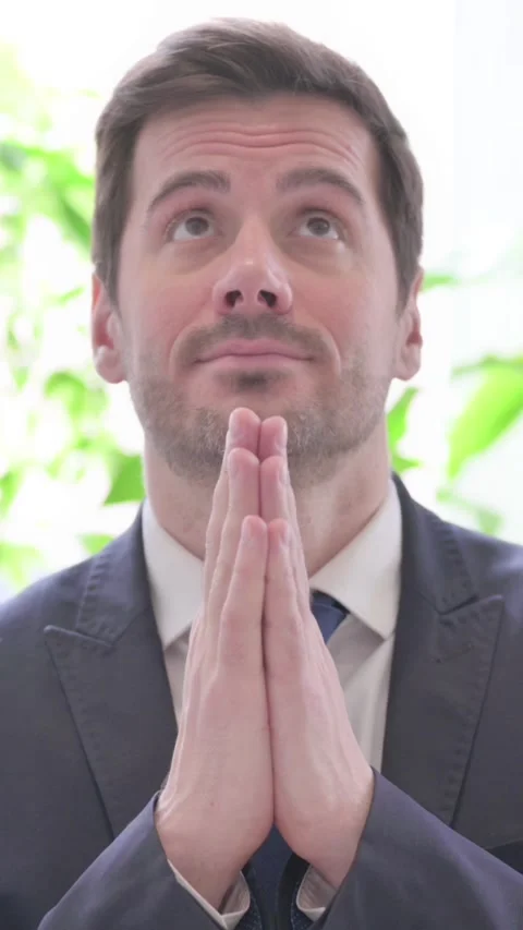 Businessman Praying to God for Help, vertical video Vídeos de archivo 328976853