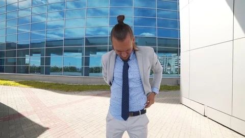 Businessman preparing for an important negotiation 動画素材 77585363