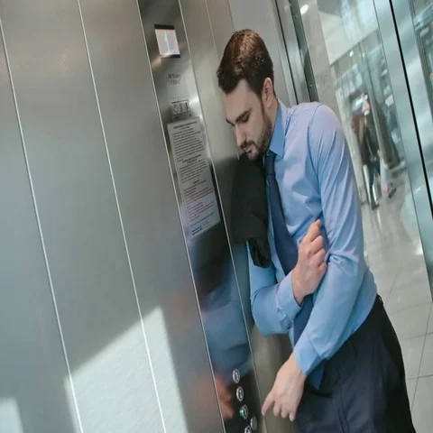 Businessman pressing button in elevator Vídeos de archivo 69700149