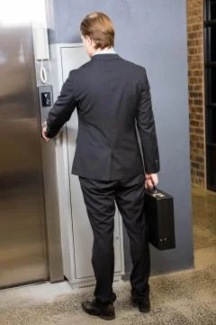 Businessman pressing elevator button Foto stock