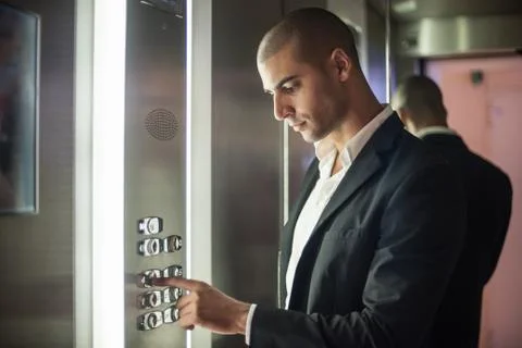 Businessman pressing elevator button Foto stock