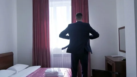 Businessman puts on a suit 库存影片 127355488