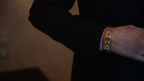 Businessman puts on a suit 库存影片 134933360