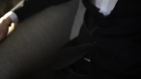Businessman puts on a suit 库存影片 134933489