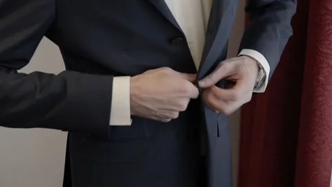 Businessman puts on a suit 库存影片 134933809