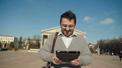 Businessman read news on Tablet Computer, urban street public space Video stock 47116019