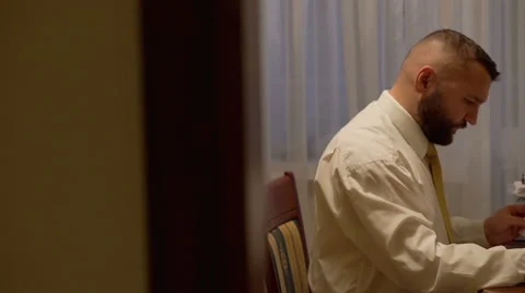 Businessman reading and conquer dokuments in home office  Stock Footage 62087192