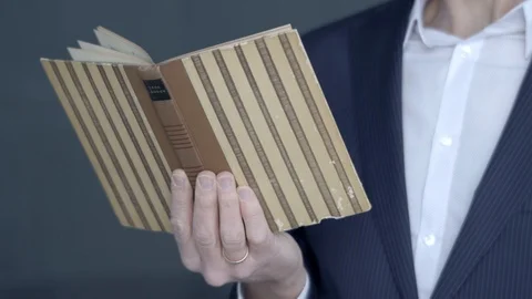 Businessman reading book Stockbeeldmateriaal 88647334