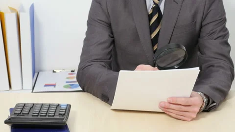 Businessman reading document Stockbeeldmateriaal 151922643