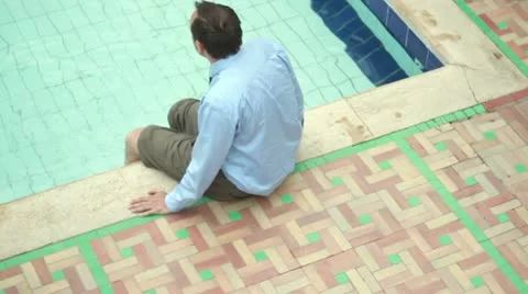 Businessman relaxing by the pool Vídeos de archivo 10848792