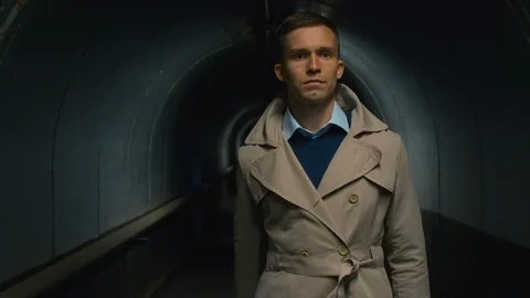 Businessman with rolling bag going through the tunnel Vidéo 112081951