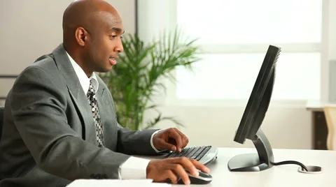 Businessman sends and recieves e-mail Stock-Footage 61667902